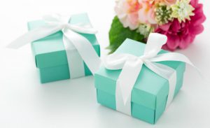 パパ活のプレゼントには贈与税が発生する！？注意しておきたい金額とは
