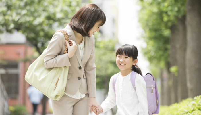 小学生の女の子とママ