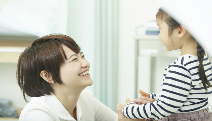 ほほえみ合う親子