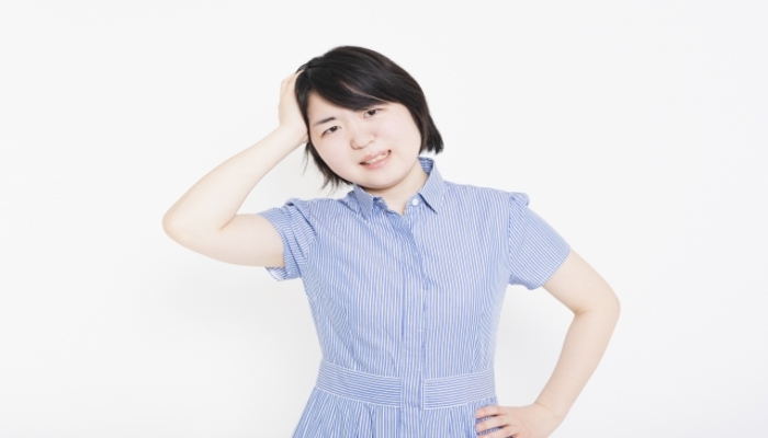 頭を抱える女性