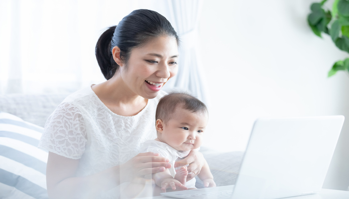 PCを眺める女性