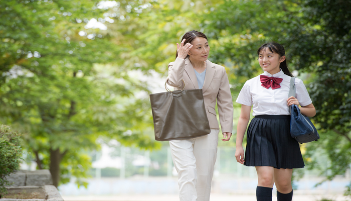 公園を歩く親子
