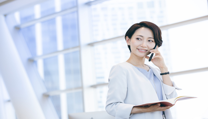 連絡をとる女性