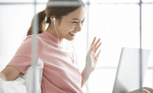 パパ活はオンラインで！オンラインでパパ活をするメリットやデメリットとは？